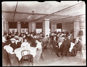 Vista de hombres y mujeres cenando en una cafetería en Parke, Davis y Co., químicos, Hudson y Vestry Streets, Nueva York, 1910